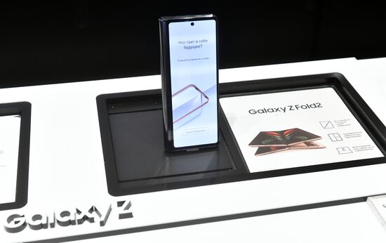 Новый смартфон с гибким экраном Samsung Galaxy Z Fold2