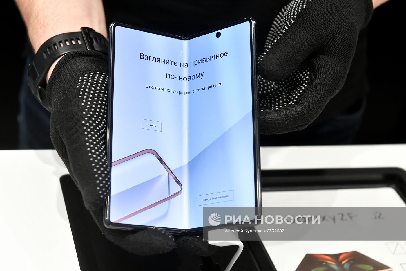 Новый смартфон с гибким экраном Samsung Galaxy Z Fold2