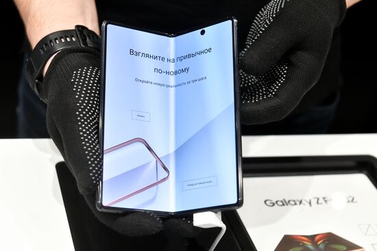 Новый смартфон с гибким экраном Samsung Galaxy Z Fold2