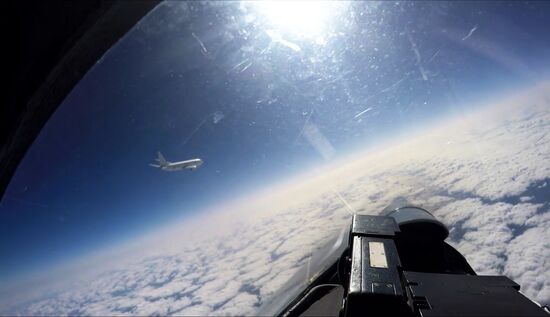Российский Су-27 сопроводил самолёт США на Балтийским морем