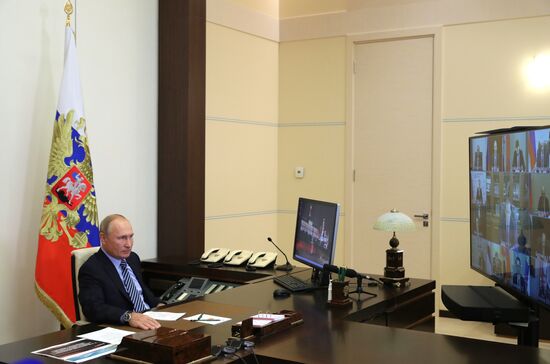 Президент РФ В. Путин провел заседание Военно-промышленной комиссии РФ