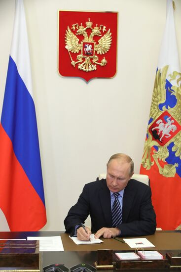 Президент РФ В. Путин провел заседание Военно-промышленной комиссии РФ