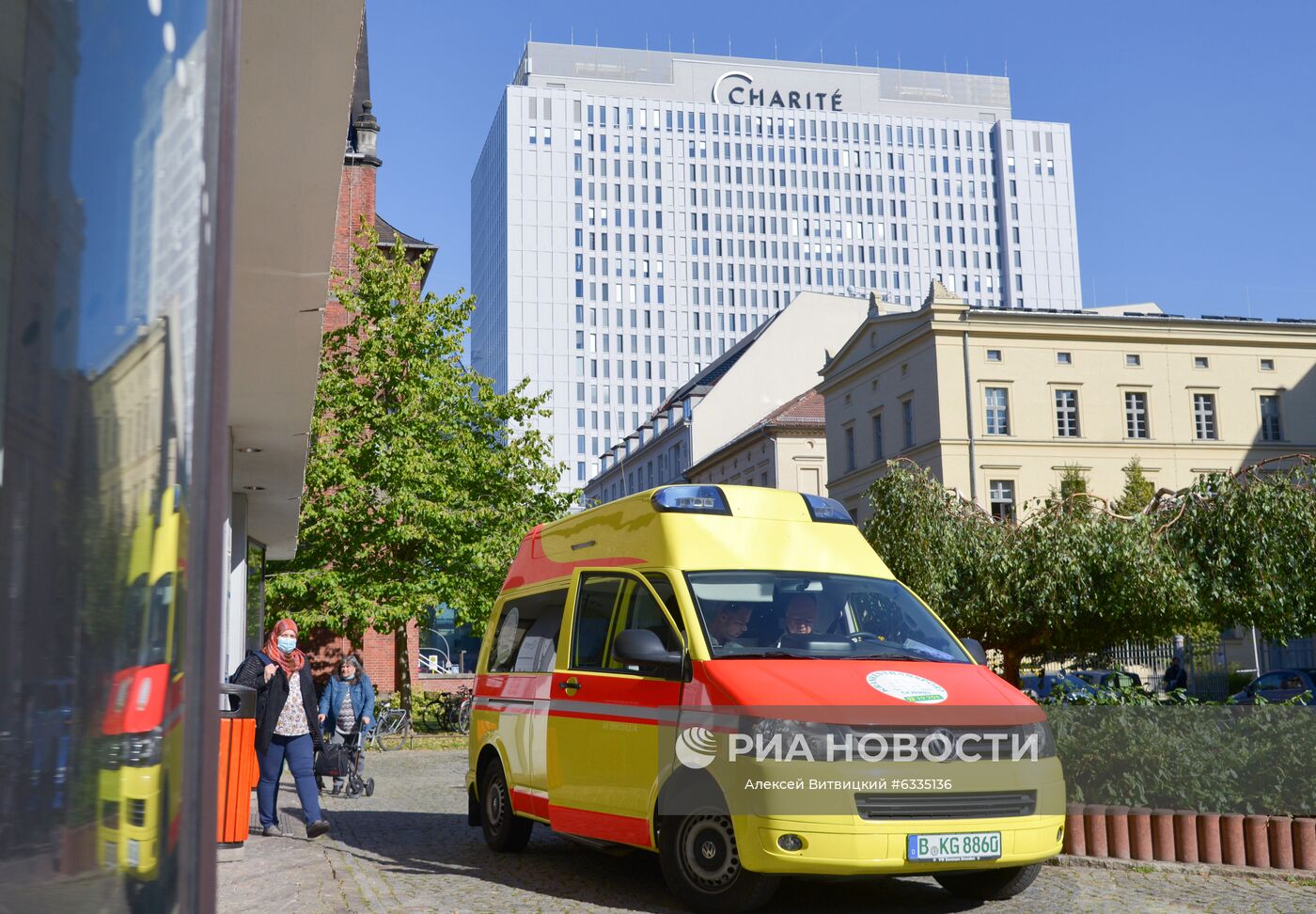 Клиника "Шарите" в Берлине, где проходит лечение российский оппозиционер Алексей Навальный, куда он в состоянии комы был доставлен из госпиталя в Омске. Политику стало плохо 20 августа на борту самолета, которым Алексей Навальный возвращался из Томска в Москву. Место: Германия, Берлин. Автор: Алексей Витвицкий/РИА Новости. Ситуация у клиники "Шарите" в Берлине