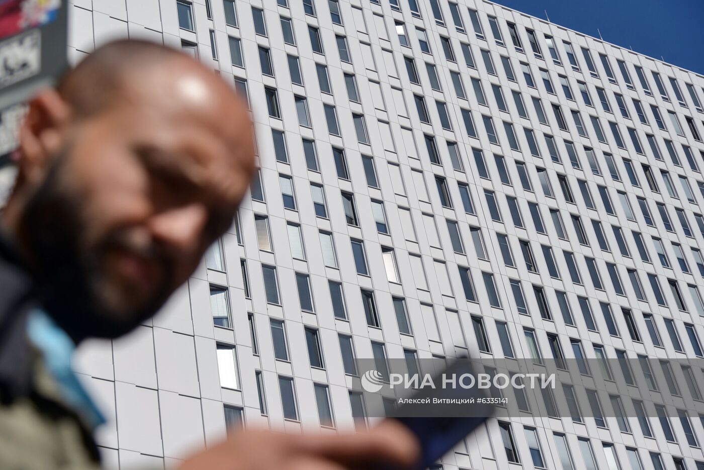 Клиника "Шарите" в Берлине, где проходит лечение российский оппозиционер Алексей Навальный, куда он в состоянии комы был доставлен из госпиталя в Омске. Политику стало плохо 20 августа на борту самолета, которым Алексей Навальный возвращался из Томска в Москву. Место: Германия, Берлин. Автор: Алексей Витвицкий/РИА Новости. Ситуация у клиники "Шарите" в Берлине