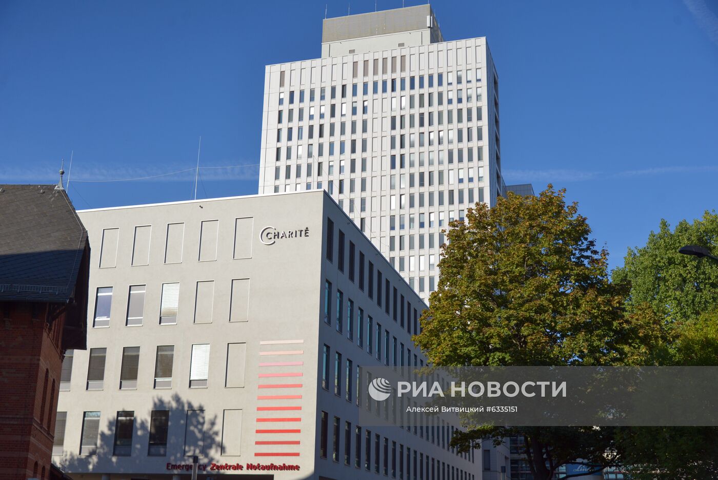Клиника "Шарите" в Берлине, где проходит лечение российский оппозиционер Алексей Навальный, куда он в состоянии комы был доставлен из госпиталя в Омске. Политику стало плохо 20 августа на борту самолета, которым Алексей Навальный возвращался из Томска в Москву. Место: Германия, Берлин. Автор: Алексей Витвицкий/РИА Новости. Ситуация у клиники "Шарите" в Берлине