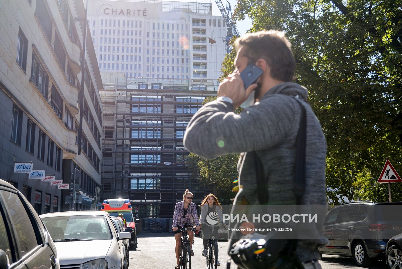 Клиника "Шарите" в Берлине, где проходит лечение российский оппозиционер Алексей Навальный, куда он в состоянии комы был доставлен из госпиталя в Омске. Политику стало плохо 20 августа на борту самолета, которым Алексей Навальный возвращался из Томска в Москву. Место: Германия, Берлин. Автор: Алексей Витвицкий/РИА Новости. Ситуация у клиники "Шарите" в Берлине