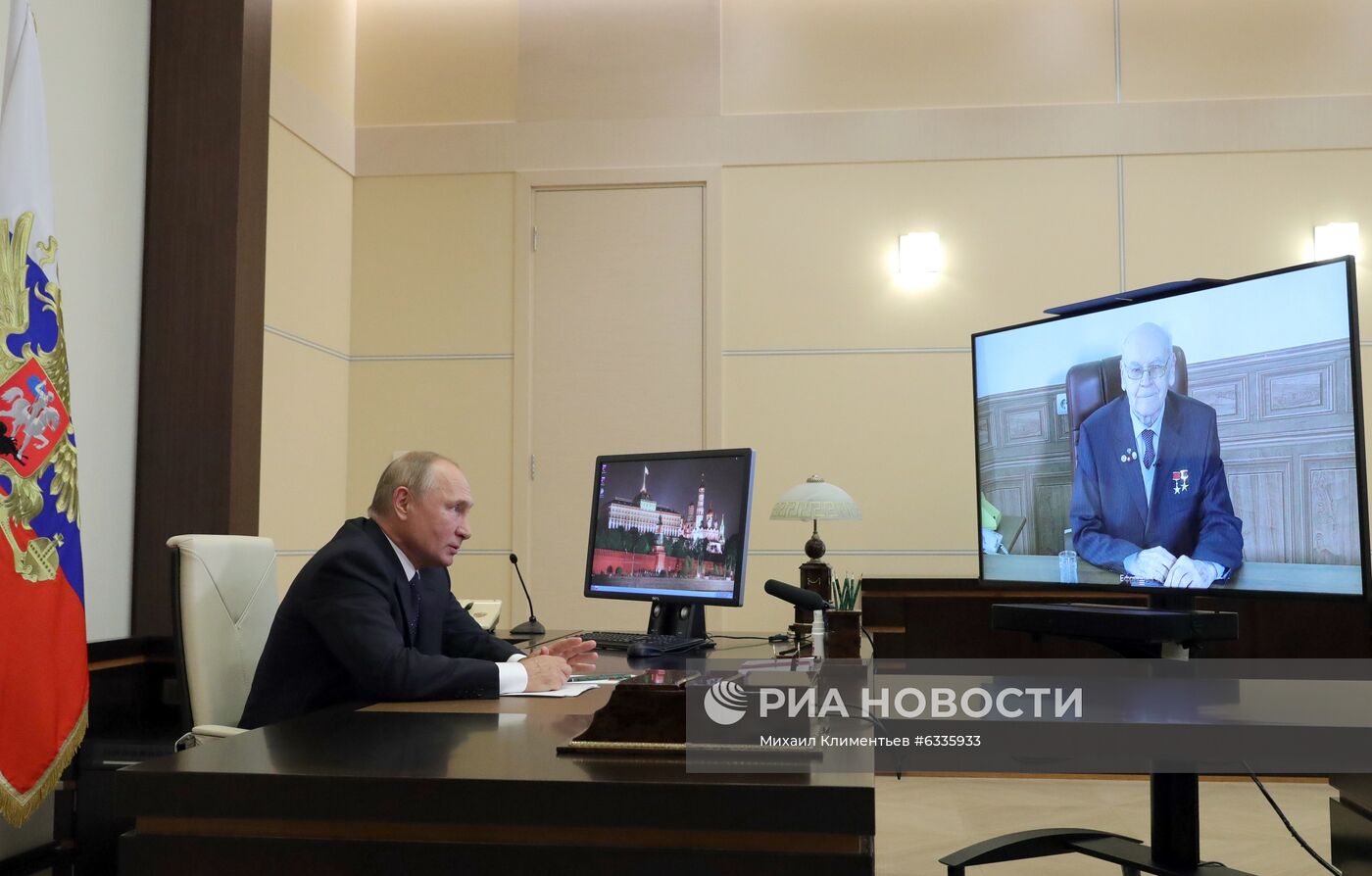 Рабочая встреча президента РФ В. Путина с советником по науке ОАО "ВПК "НПО машиностроения" Г. Ефремовым