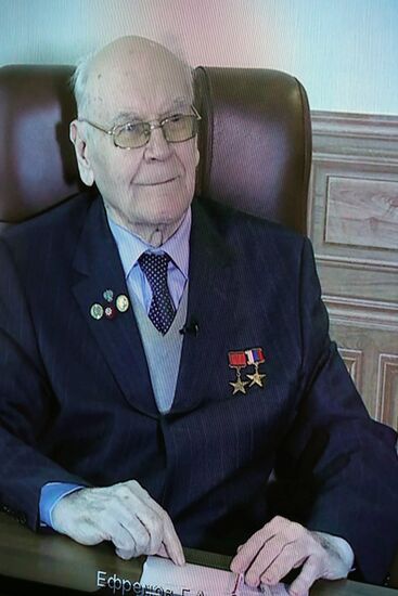 Рабочая встреча президента РФ В. Путина с советником по науке ОАО "ВПК "НПО машиностроения" Г. Ефремовым