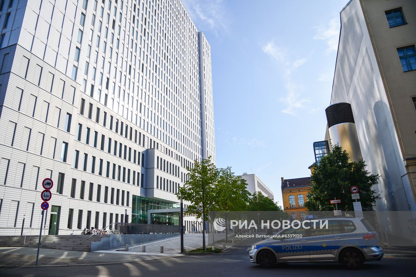Полицейский автомобиль у здания клиники "Шарите" в Берлине, где проходит лечение российский оппозиционер Алексей Навальный, куда он в состоянии комы был доставлен из госпиталя в Омске. Политику стало плохо 20 августа на борту самолета, которым Алексей Навальный возвращался из Томска в Москву. Место: Германия, Берлин. Автор: Алексей Витвицкий/РИА Новости. Ситуация у клиники "Шарите" в Берлине