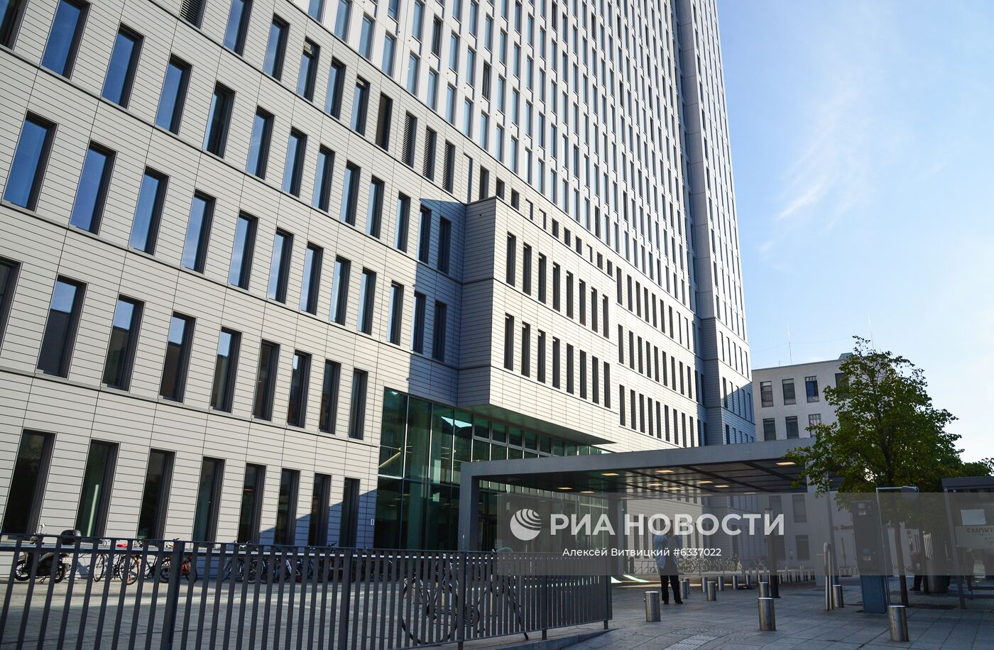 Здание клиники "Шарите" в Берлине, где проходит лечение российский оппозиционер Алексей Навальный, куда он в состоянии комы был доставлен из госпиталя в Омске. Политику стало плохо 20 августа на борту самолета, которым Алексей Навальный возвращался из Томска в Москву. Место: Германия, Берлин. Автор: Алексей Витвицкий/РИА Новости. Ситуация у клиники "Шарите" в Берлине