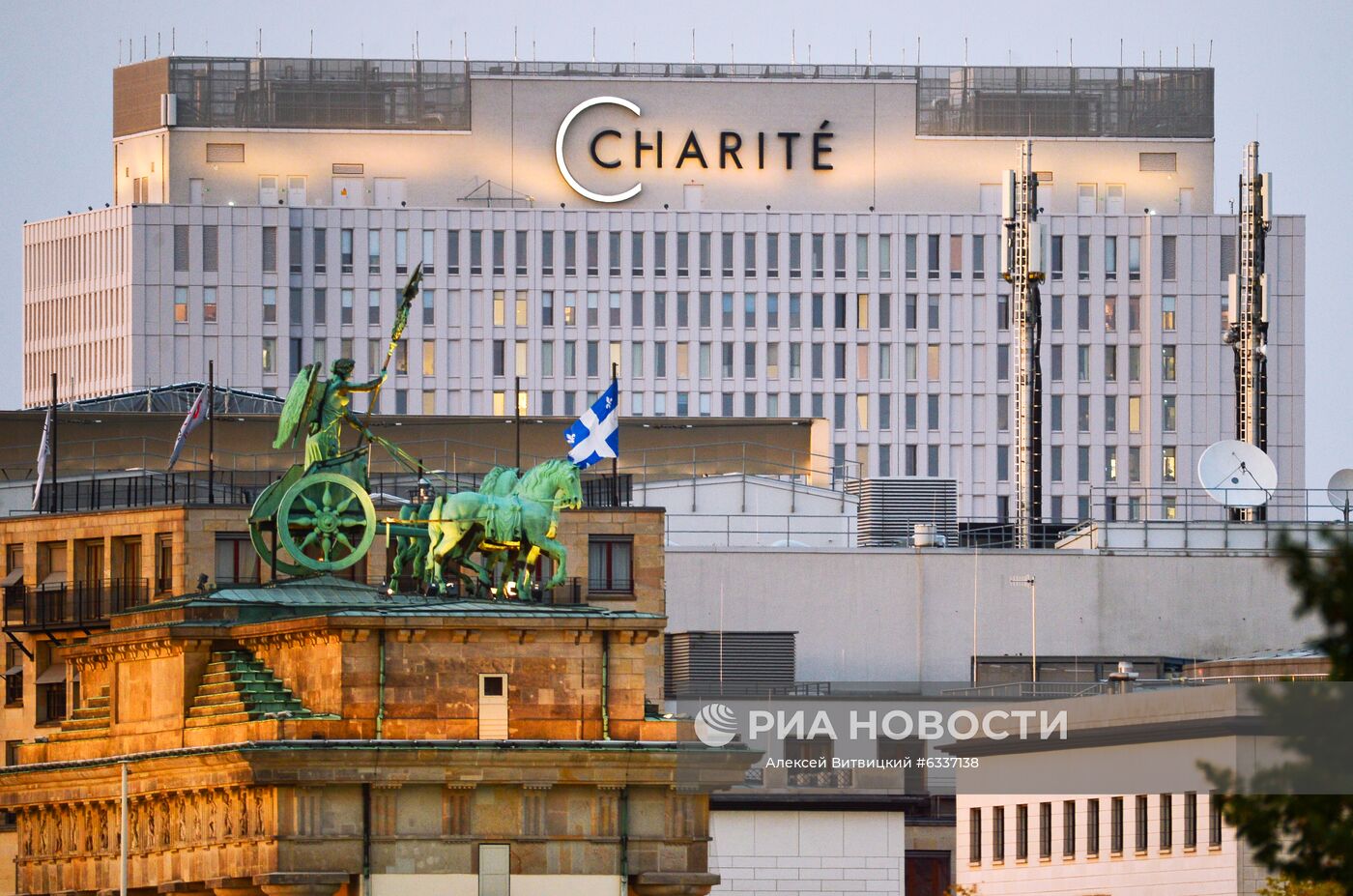 Здание клиники "Шарите" в Берлине, где проходит лечение российский оппозиционер Алексей Навальный, куда он в состоянии комы был доставлен из госпиталя в Омске. Политику стало плохо 20 августа на борту самолета, которым Алексей Навальный возвращался из Томска в Москву. Место: Германия, Берлин. Автор: Алексей Витвицкий/РИА Новости. Ситуация у клиники "Шарите" в Берлине