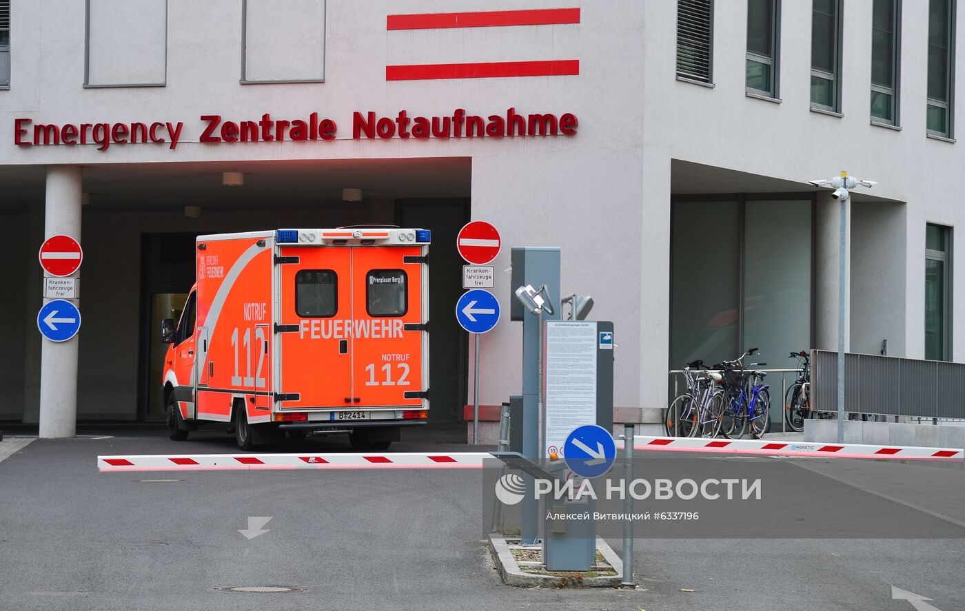 Автомобиль скорой помощи у здания клиники "Шарите" в Берлине, где проходит лечение российский оппозиционер Алексей Навальный, куда он в состоянии комы был доставлен из госпиталя в Омске. Политику стало плохо 20 августа на борту самолета, которым Алексей Навальный возвращался из Томска в Москву. Место: Германия, Берлин. Автор: Алексей Витвицкий/РИА Новости. Ситуация у клиники "Шарите" в Берлине