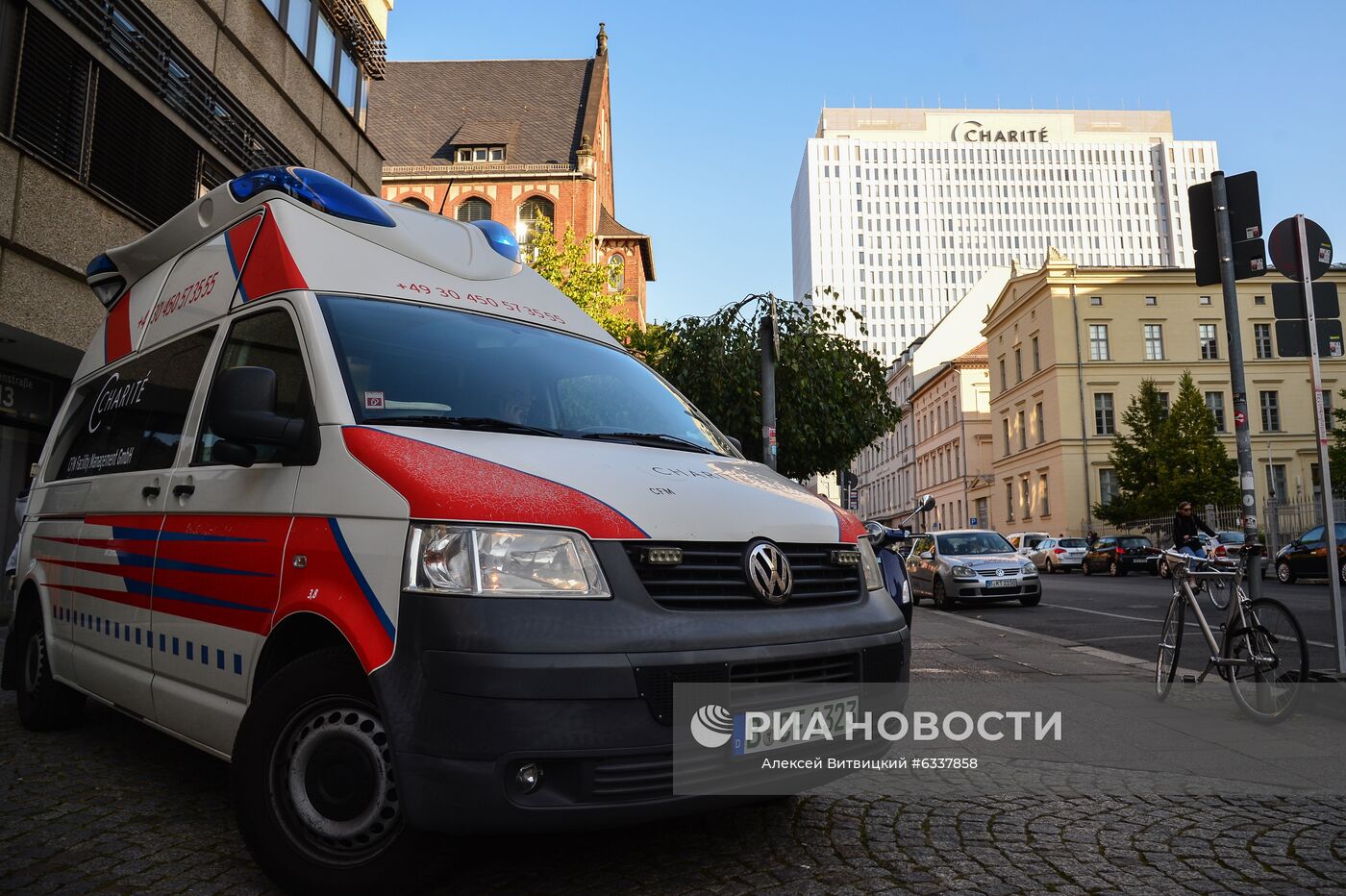 Автомобиль скорой помощи на одной из улиц возле клиники "Шарите" в Берлине, где проходит лечение российский оппозиционер Алексей Навальный. Политику стало плохо 20 августа на борту самолета, которым Алексей Навальный возвращался из Томска в Москву. Место: Германия, Берлин. Автор: Алексей Витвицкий/РИА Новости. Ситуация у клиники "Шарите" в Берлине