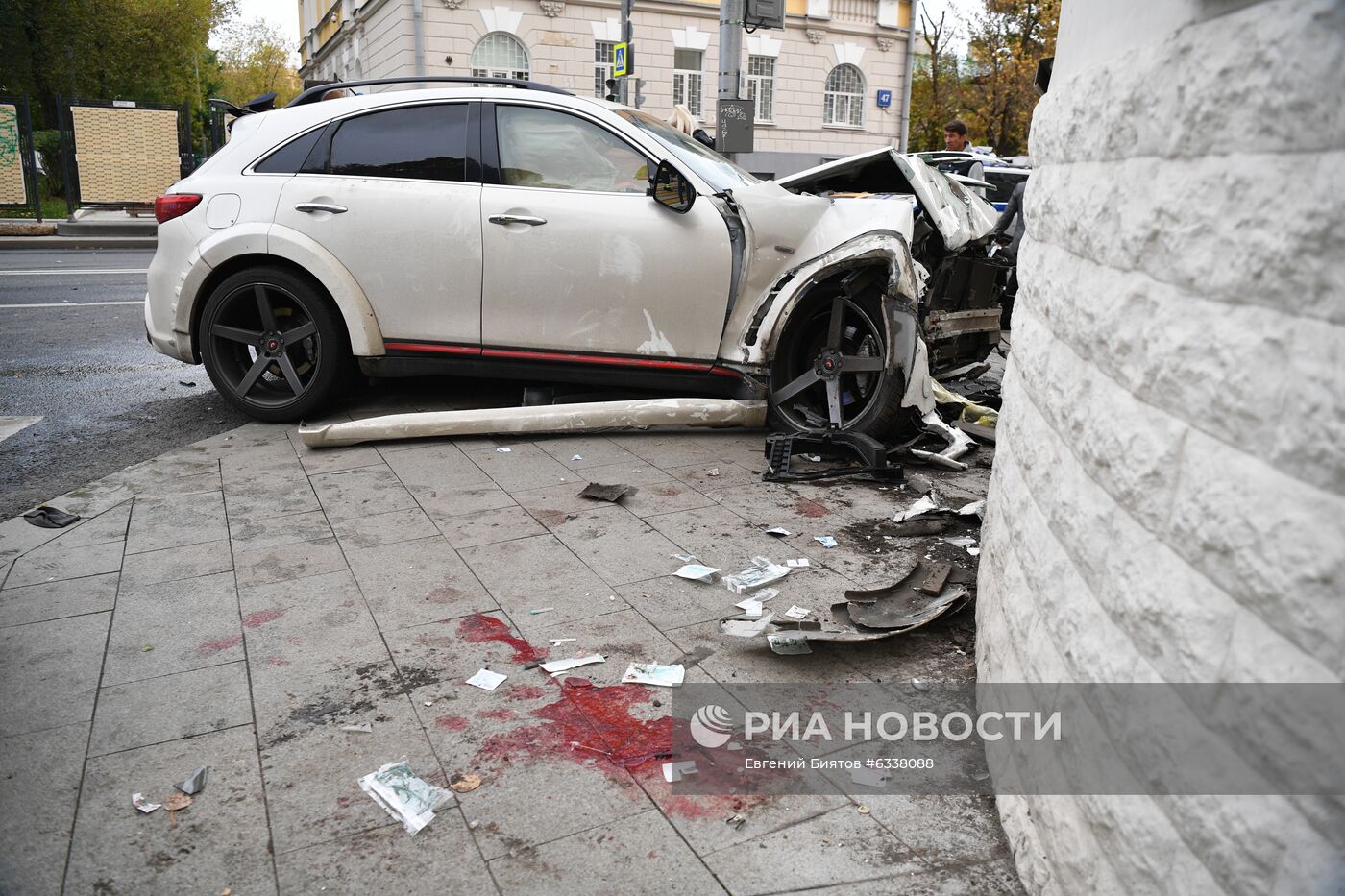 Автомобиль сбил пешеходов на тротуаре в центре Москвы