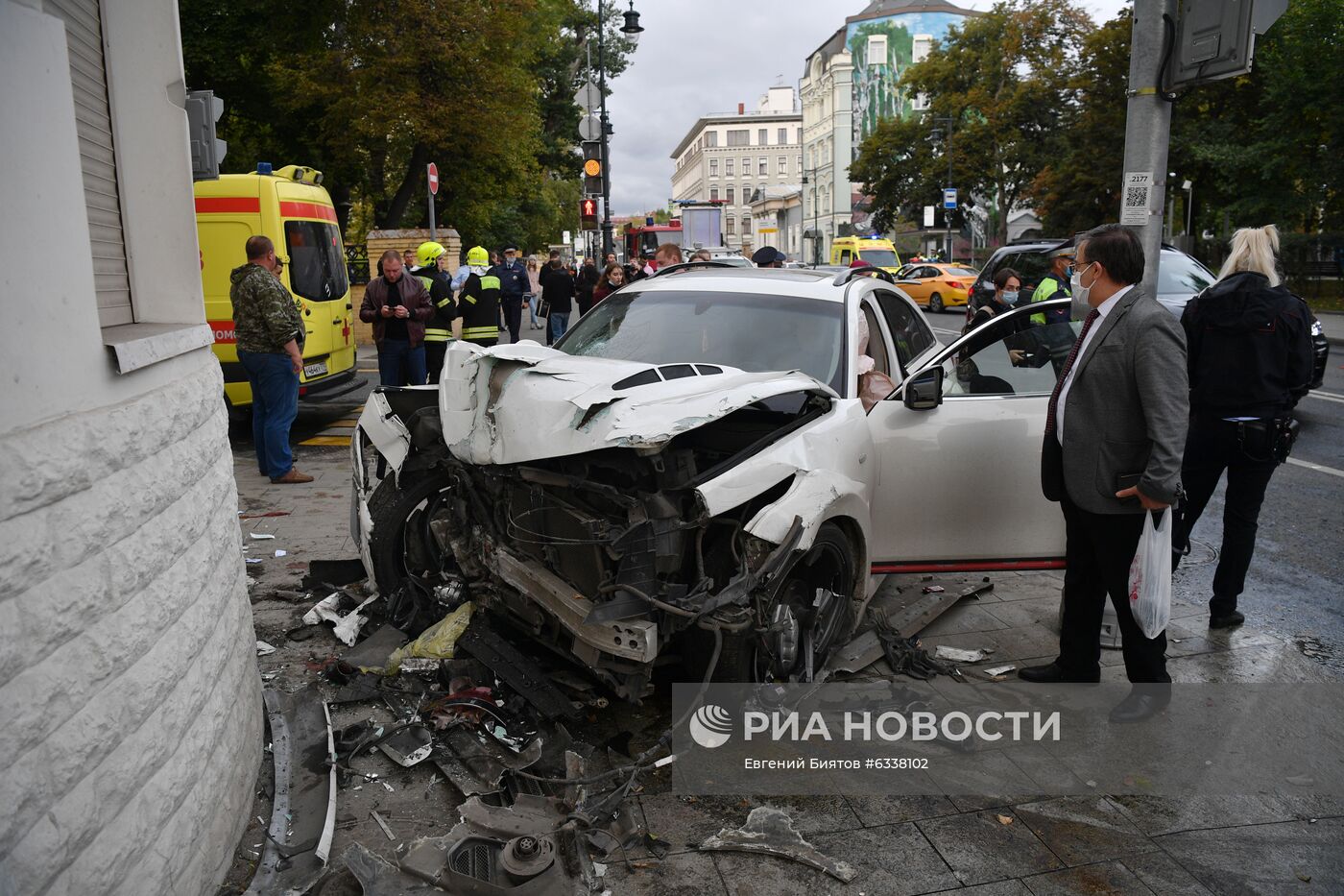 Автомобиль сбил пешеходов на тротуаре в центре Москвы