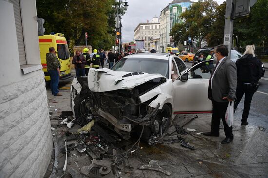 Автомобиль сбил пешеходов на тротуаре в центре Москвы