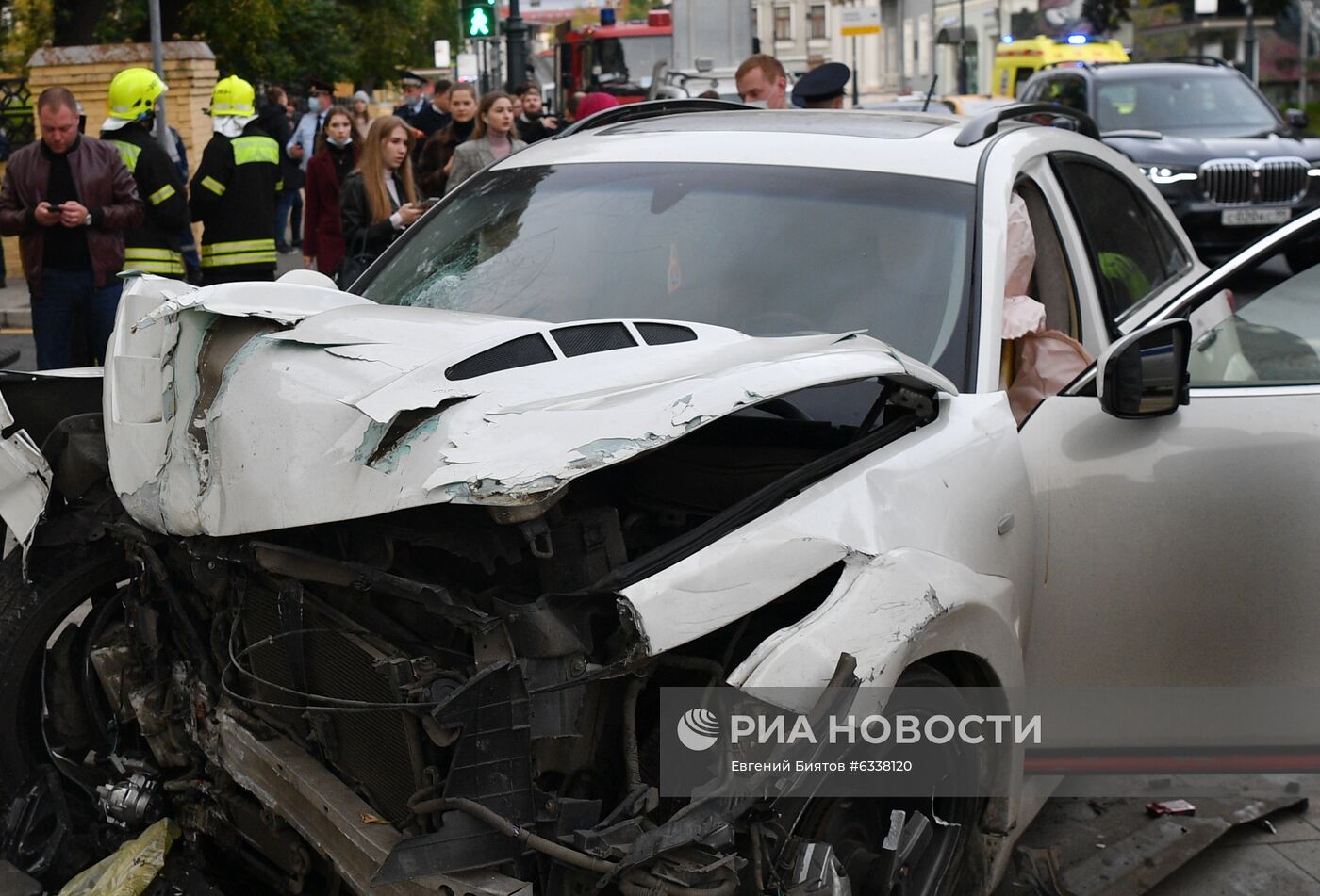 Автомобиль сбил пешеходов на тротуаре в центре Москвы