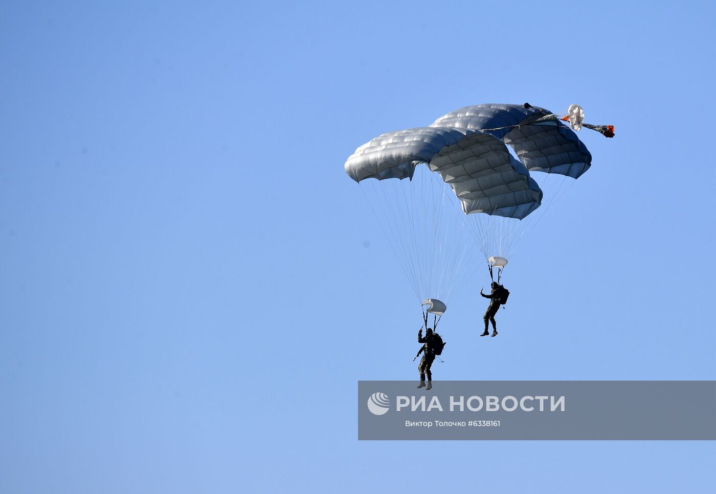 Военнослужащие во время десантирования на учениях "Славянское братство - 2020" с участием военнослужащих Псковской дивизии ВДВ России и подразделений Сил специальных операций армии Белоруссии на полигоне "Брестский". Место: Белоруссия, Брестская область. Автор: Виктор Толочко/Sputnik/РИА Новости. Военные учения "Славянское братство-2020"