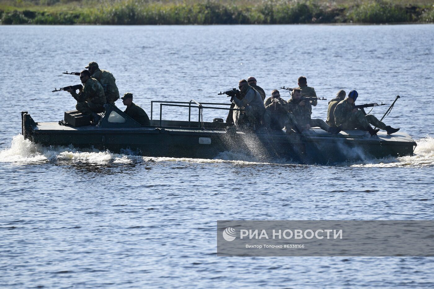 Военнослужащие во время учений "Славянское братство - 2020" с участием военнослужащих Псковской дивизии ВДВ России и подразделений Сил специальных операций армии Белоруссии на полигоне "Брестский". Место: Белоруссия, Брестская область. Автор: Виктор Толочко/Sputnik/РИА Новости. Военные учения "Славянское братство-2020"