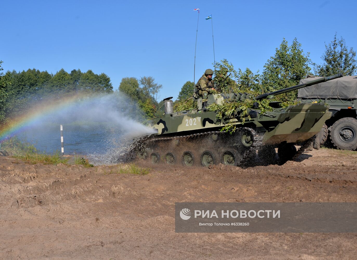 Военнослужащие Вооруженных сил РФ преодолевают водную преграду на реке Муховец на боевой машине десанта БМД-4 во время учений "Славянское братство - 2020" с участием военнослужащих Псковской дивизии ВДВ России и подразделений Сил специальных операций армии Белоруссии на полигоне "Брестский". Место: Белоруссия, Брестская область. Автор: Виктор Толочко/Sputnik/РИА Новости. Военные учения "Славянское братство-2020"