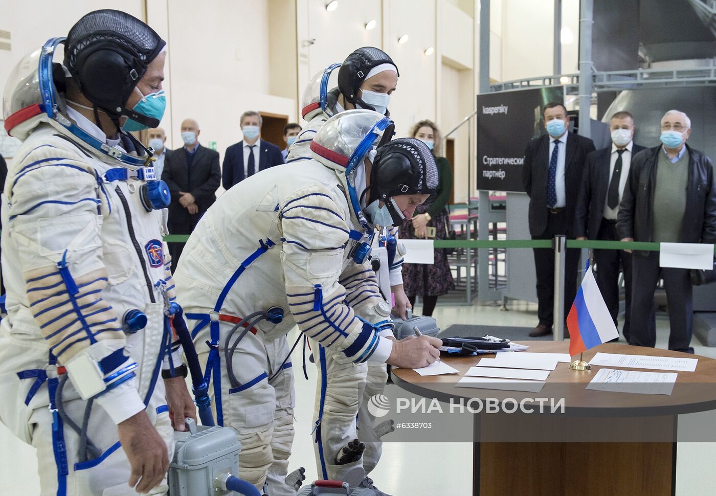 Экипажи МКС-64 приступили к сдаче комплексных тренировок