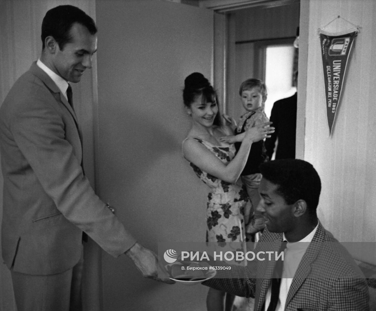 Легкоатлеты Джон Томас и Валерий Брумель