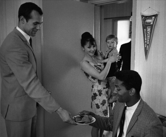 Легкоатлеты Джон Томас и Валерий Брумель