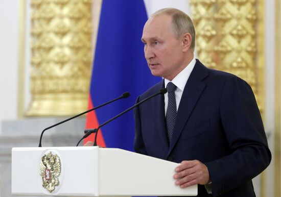 Президент РФ В. Путин выступил перед членами Совета Федерации РФ