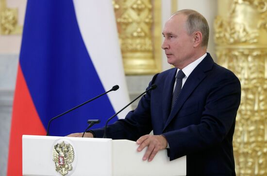 Президент РФ В. Путин выступил перед членами Совета Федерации РФ