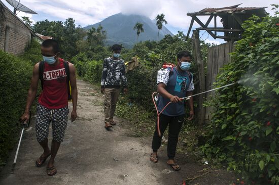 Жизнь у подножия вулкана в Индонезии
