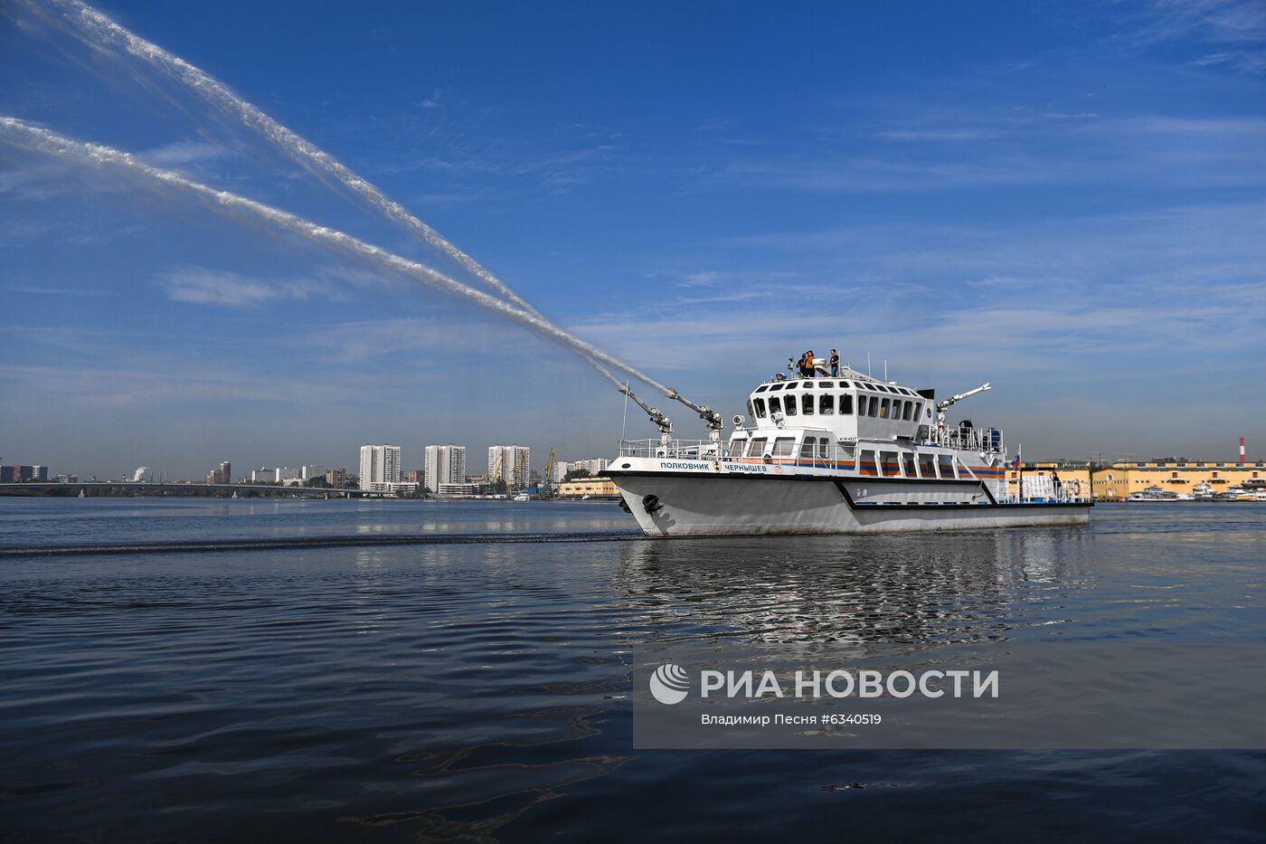 Пожарно-спасательный корабль "Полковник Чернышев"