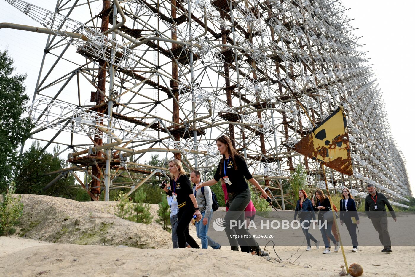 Туристы в зоне отчуждения Чернобыльской АЭС