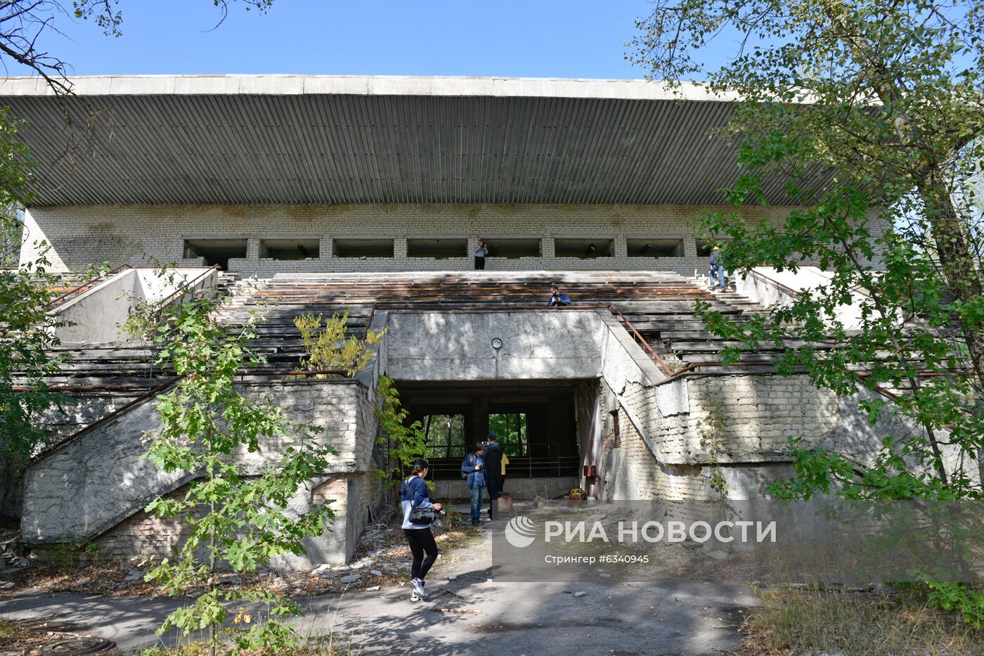 Туристы в зоне отчуждения Чернобыльской АЭС