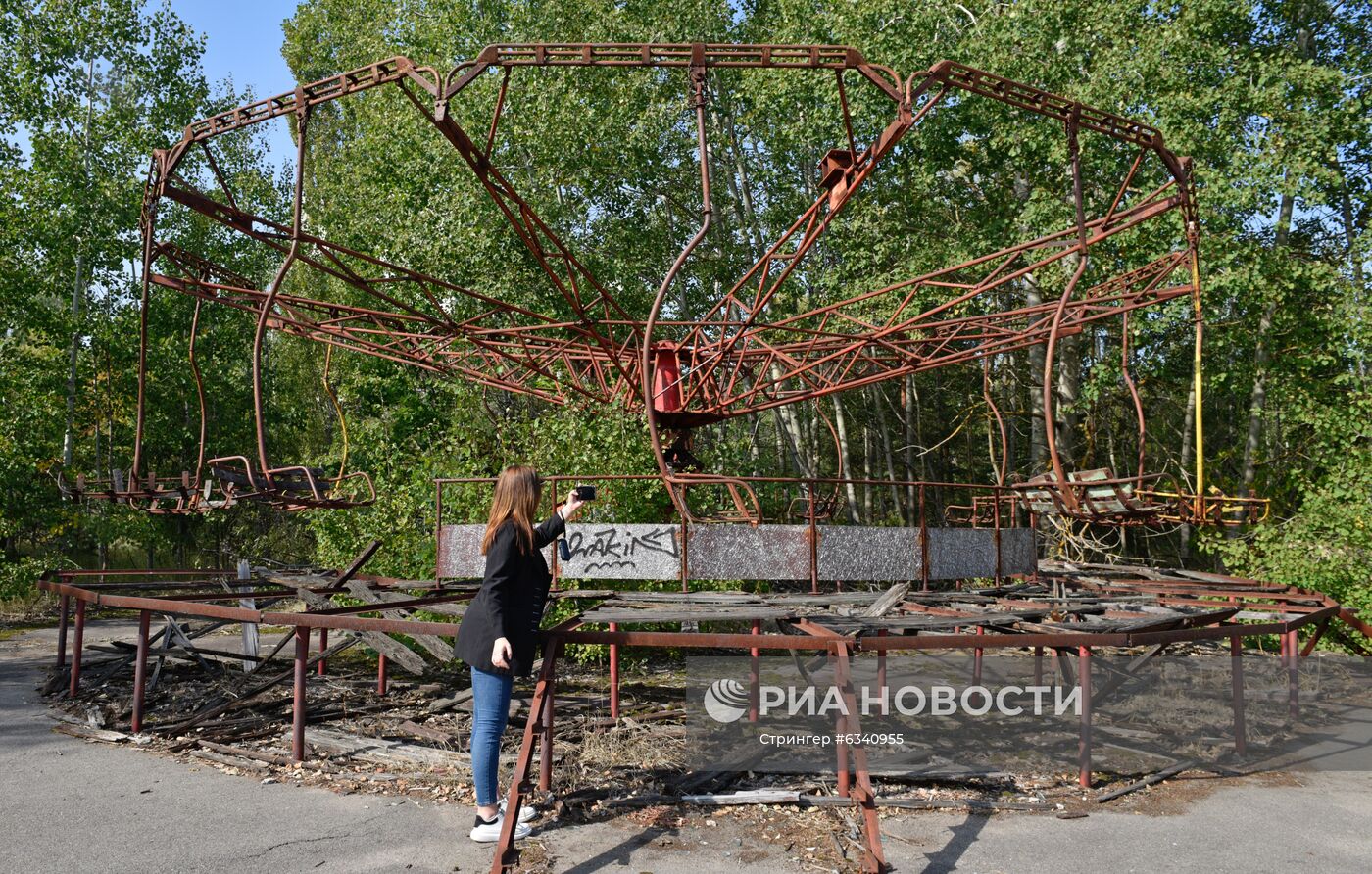 Туристы в зоне отчуждения Чернобыльской АЭС