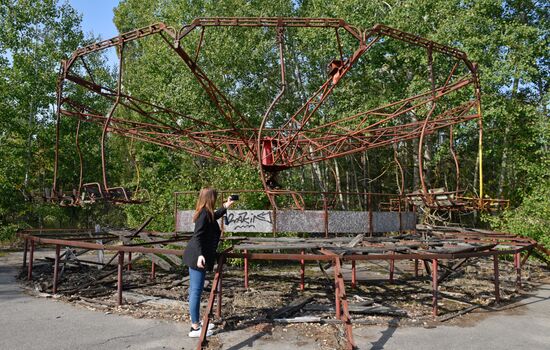 Туристы в зоне отчуждения Чернобыльской АЭС