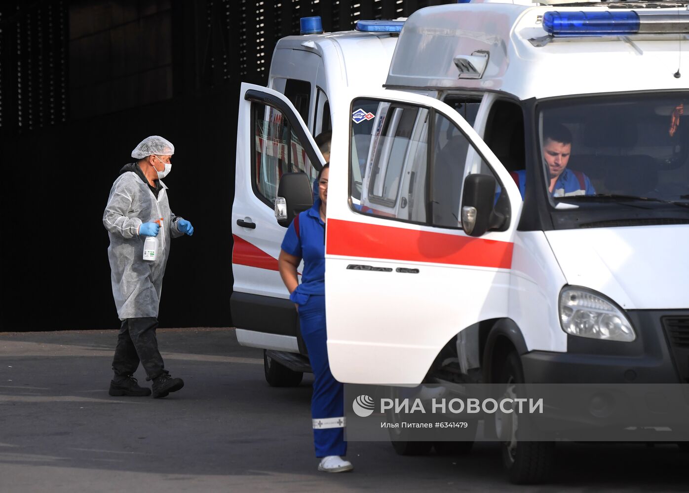 Машины скорой помощи у больницы в Коммунарке | РИА Новости Медиабанк