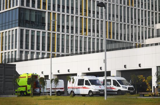 Машины скорой помощи у больницы в Коммунарке