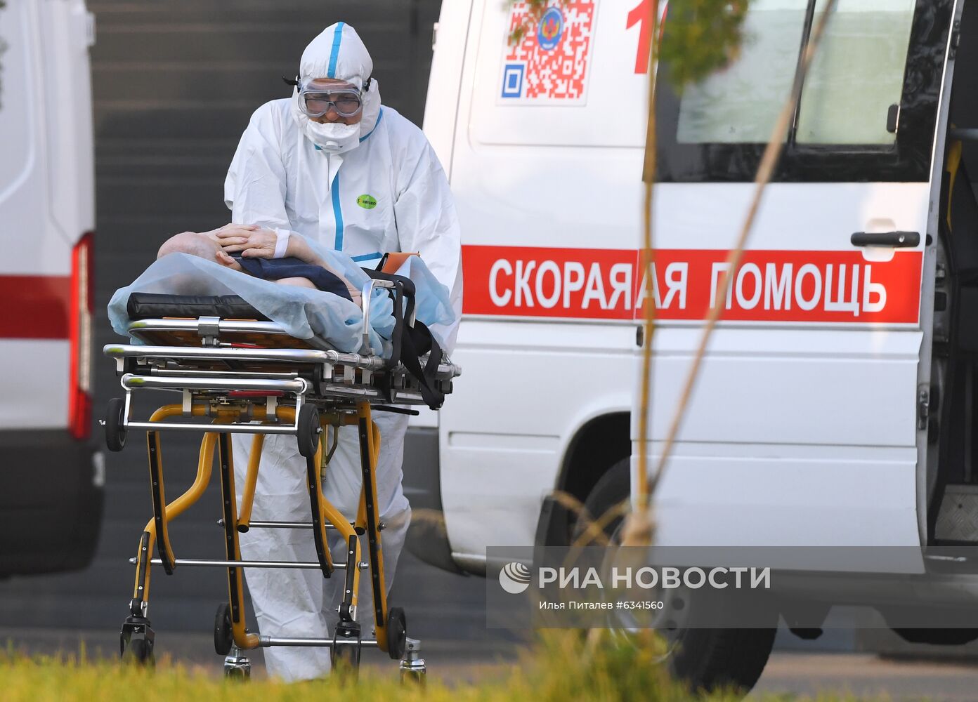 Машины скорой помощи у больницы в Коммунарке