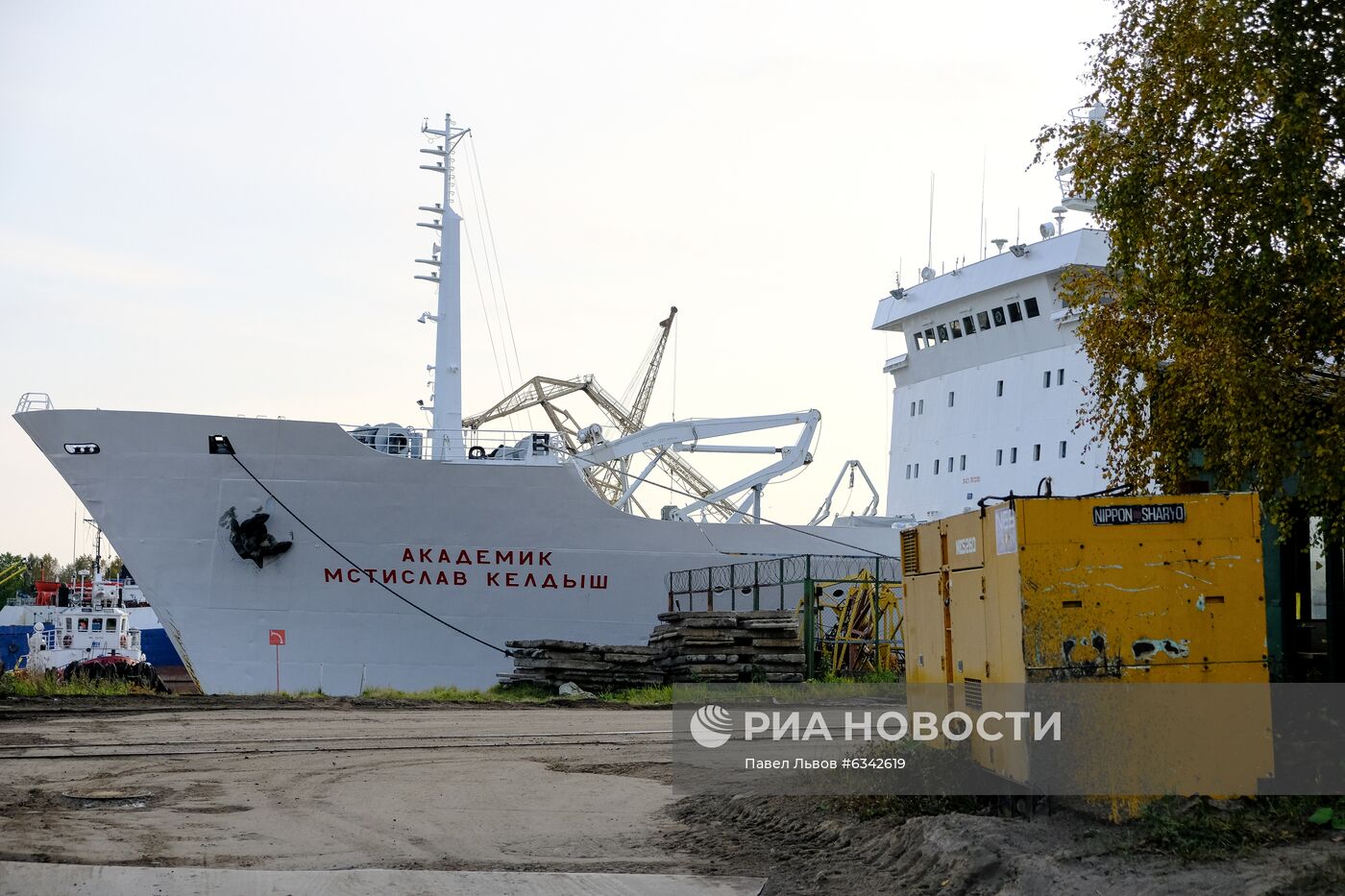 Подготовка к отправке международной арктической экспедиции на судне "Академик Мстислав Келдыш"