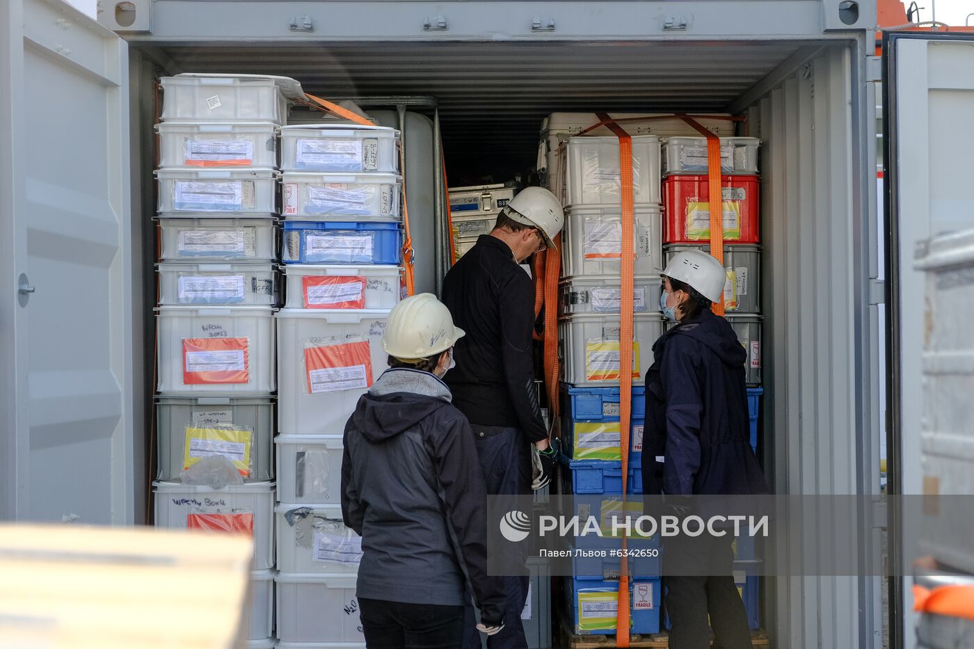 Подготовка к отправке международной арктической экспедиции на судне "Академик Мстислав Келдыш"