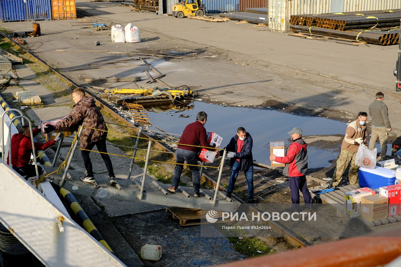 Подготовка к отправке международной арктической экспедиции на судне "Академик Мстислав Келдыш"