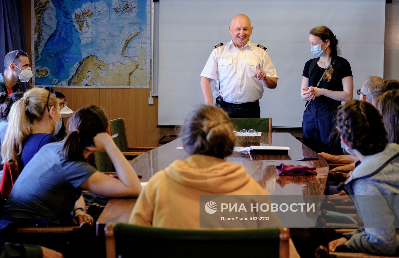 Подготовка к отправке международной арктической экспедиции на судне "Академик Мстислав Келдыш"