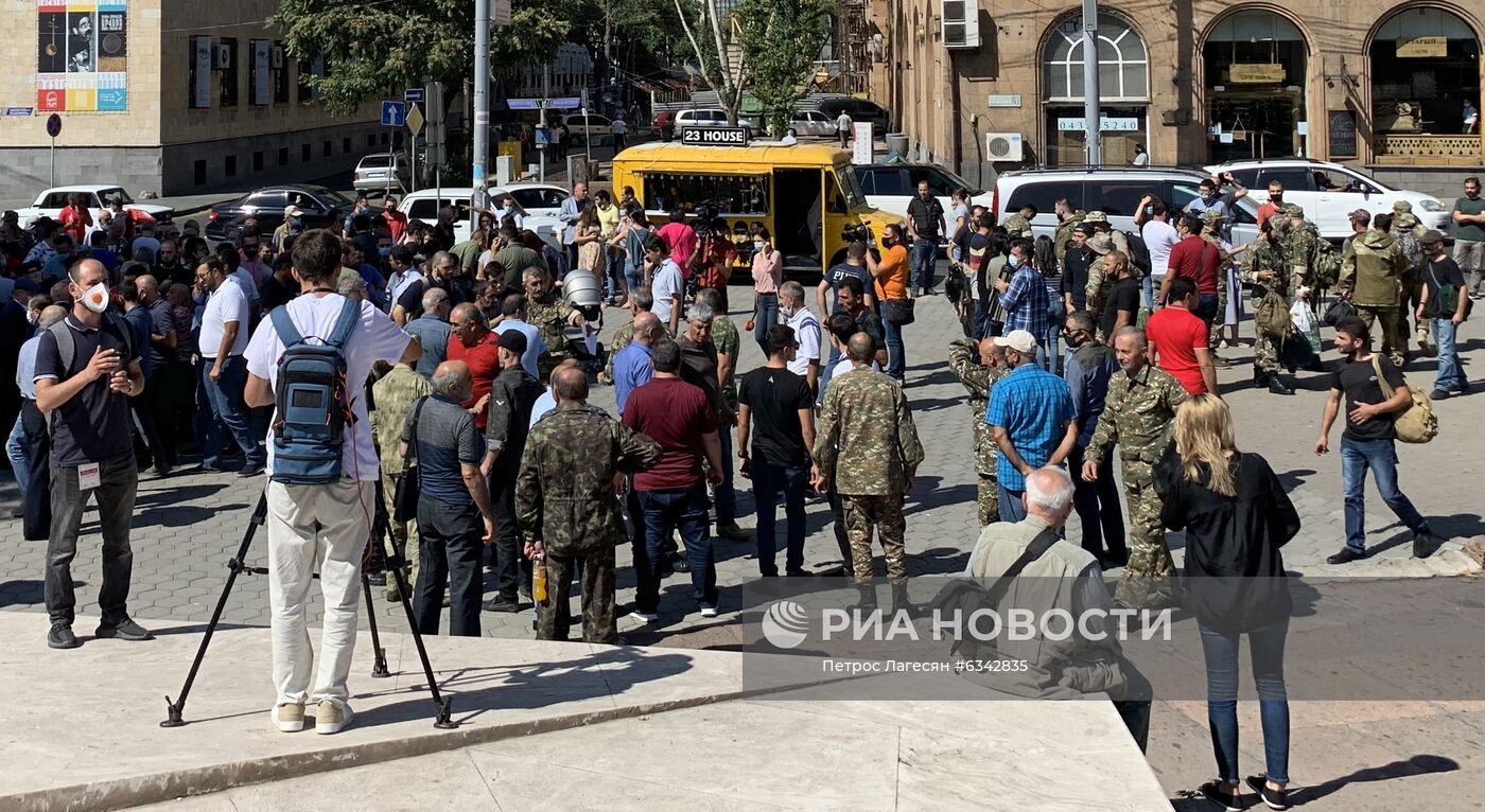 Армения объявила военное положение и всеобщую мобилизацию