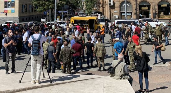 Армения объявила военное положение и всеобщую мобилизацию