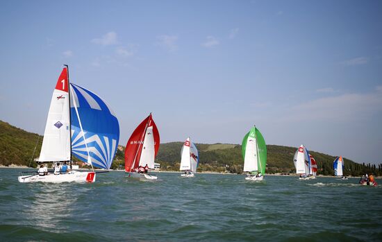 Соревнования гоночных яхт на озере Абрау в Краснодарском крае