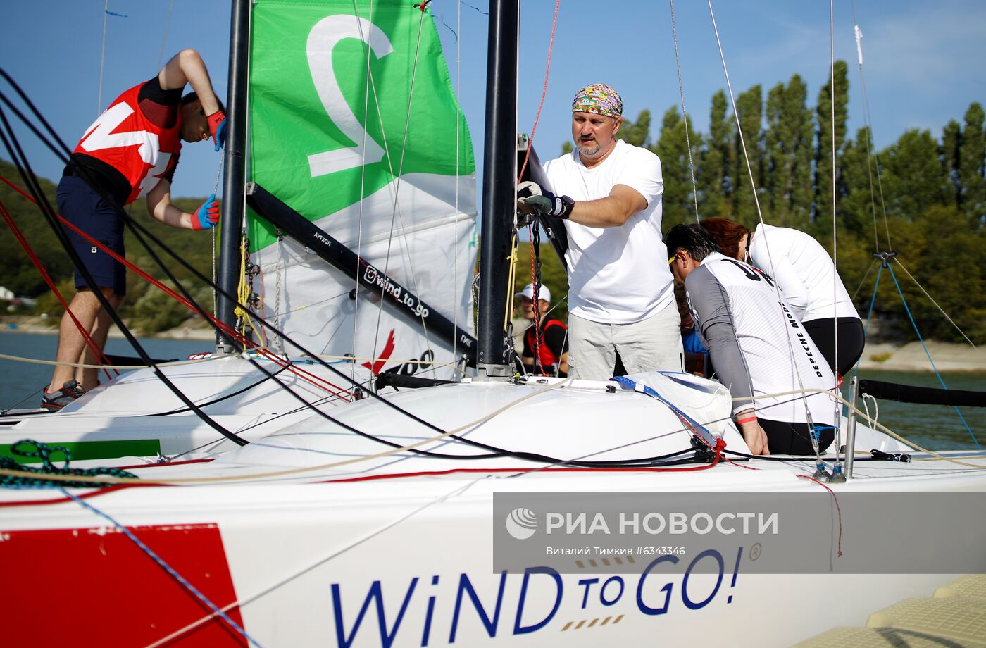 Соревнования гоночных яхт на озере Абрау в Краснодарском крае