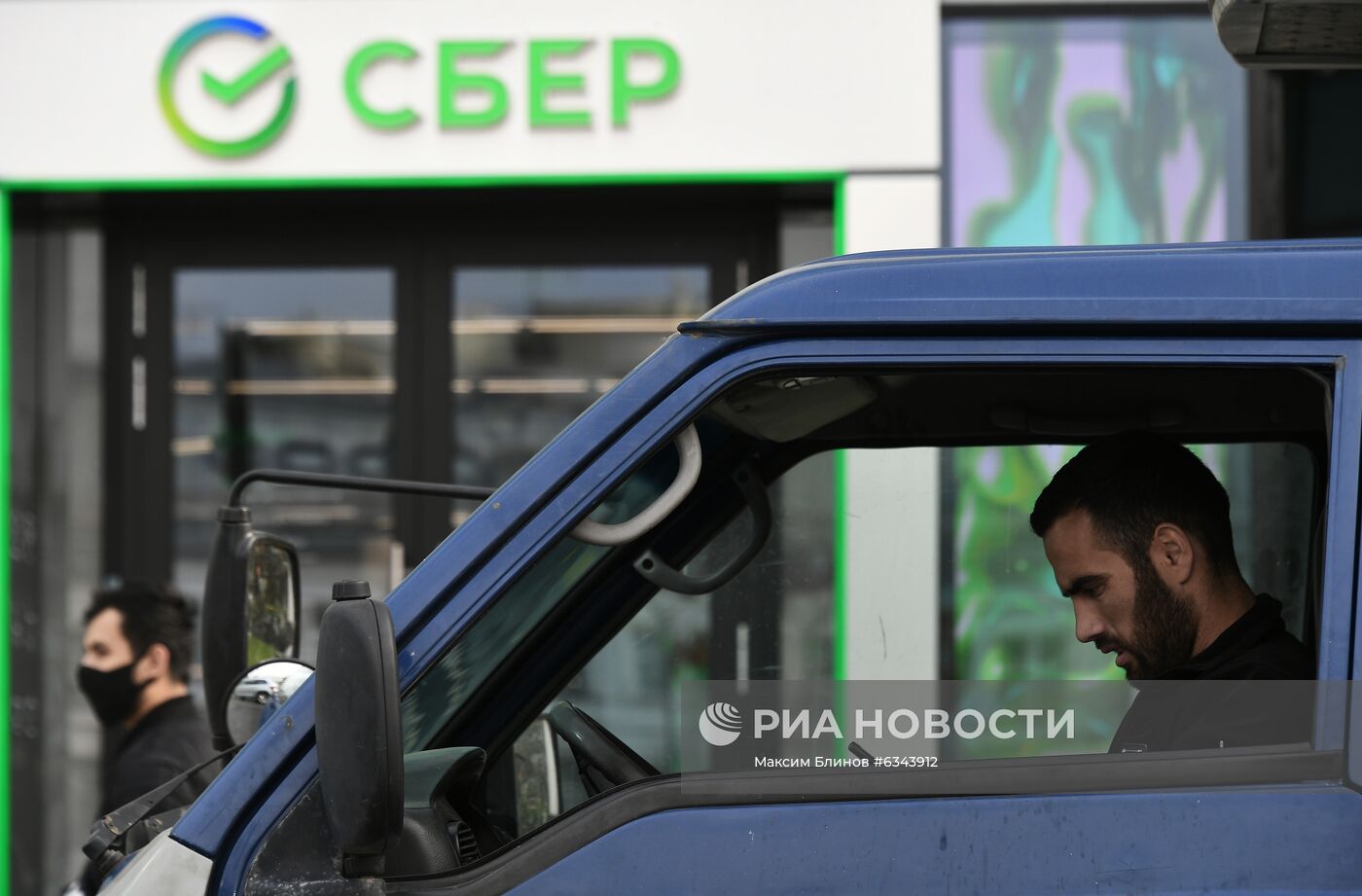 Сбербанк открыл первый офис в новом формате