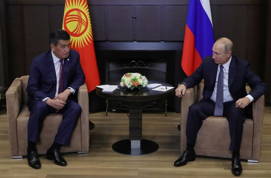 Президент РФ В. Путин встретился с президентом Киргизии С. Жээнбековым