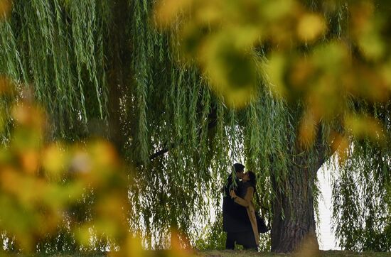 Теплая осенняя погода в Москве