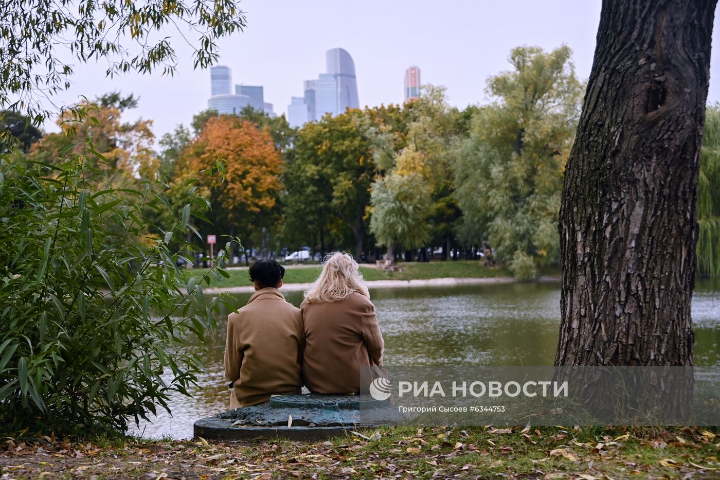 Теплая осенняя погода в Москве